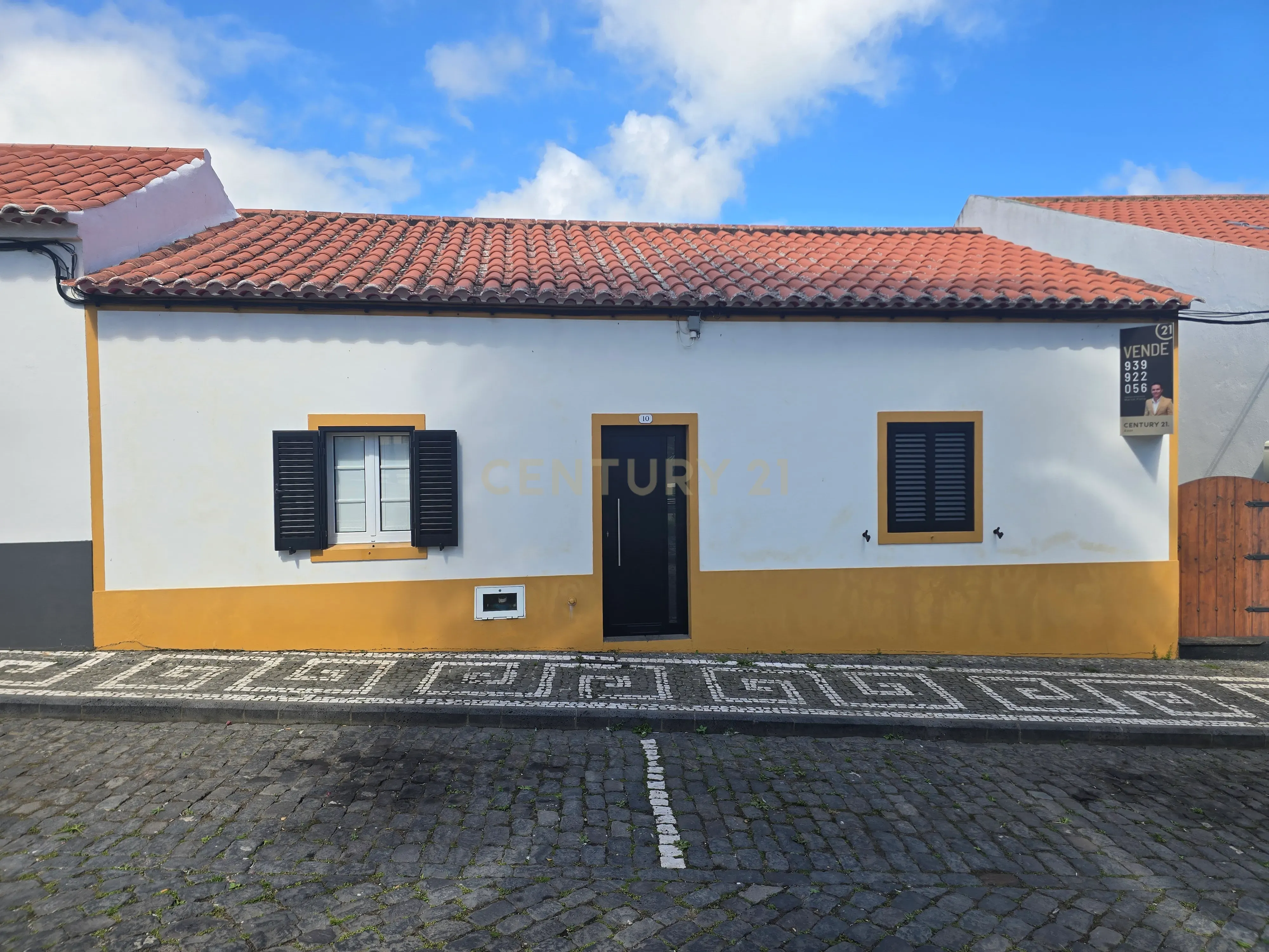 Moradia Renovada no Centro da Vila do Nordeste – Excelente Oportunidade