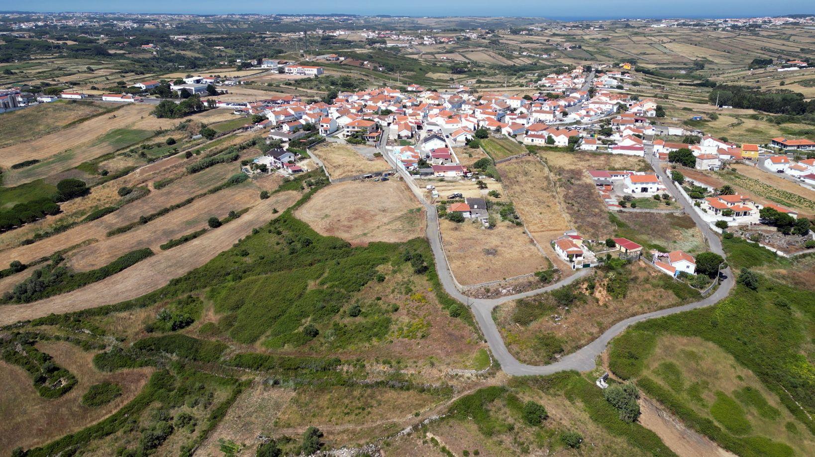 Fotografia 5 de Terreno com 7.520 m² em Alvarinhos, típica aldeia saloia da região de Sintra, vista desafogada, tranquilidade e excelente exposição solar durante todo o dia.