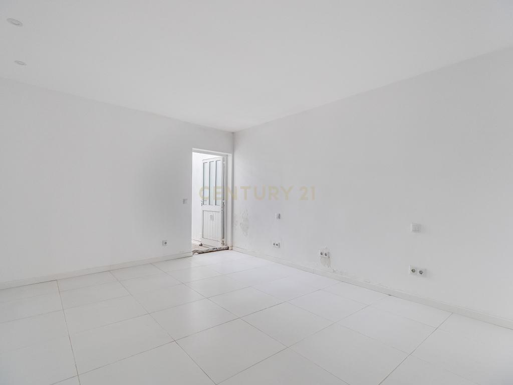 MORADIA T2 NA BAIXA DE OLHÃO C/ 2 PISCINAS - Image 7