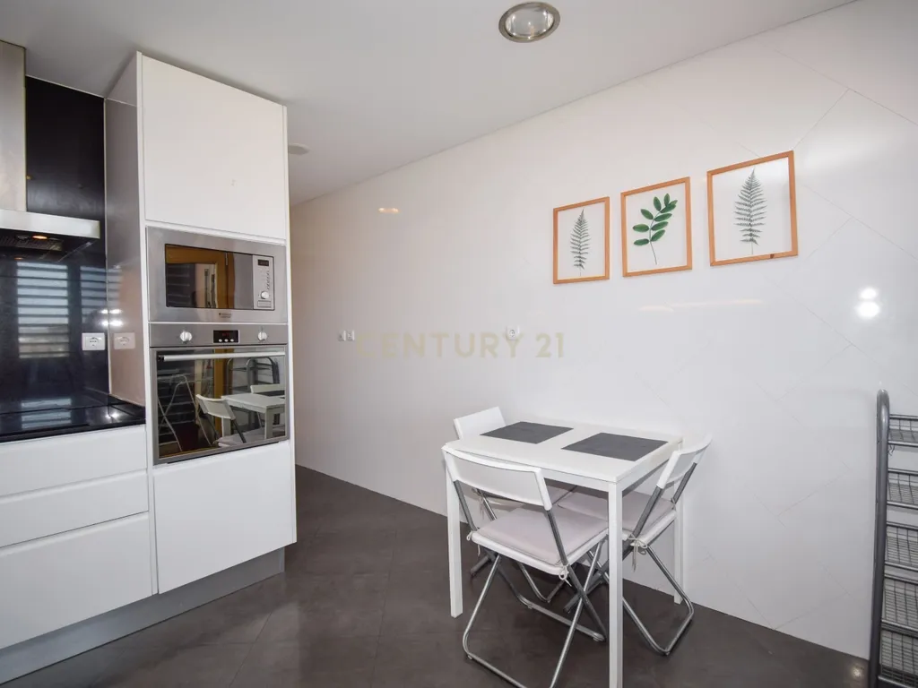 Apartamento T3 com Áreas Generosas e Vista Desafogada - Image 25