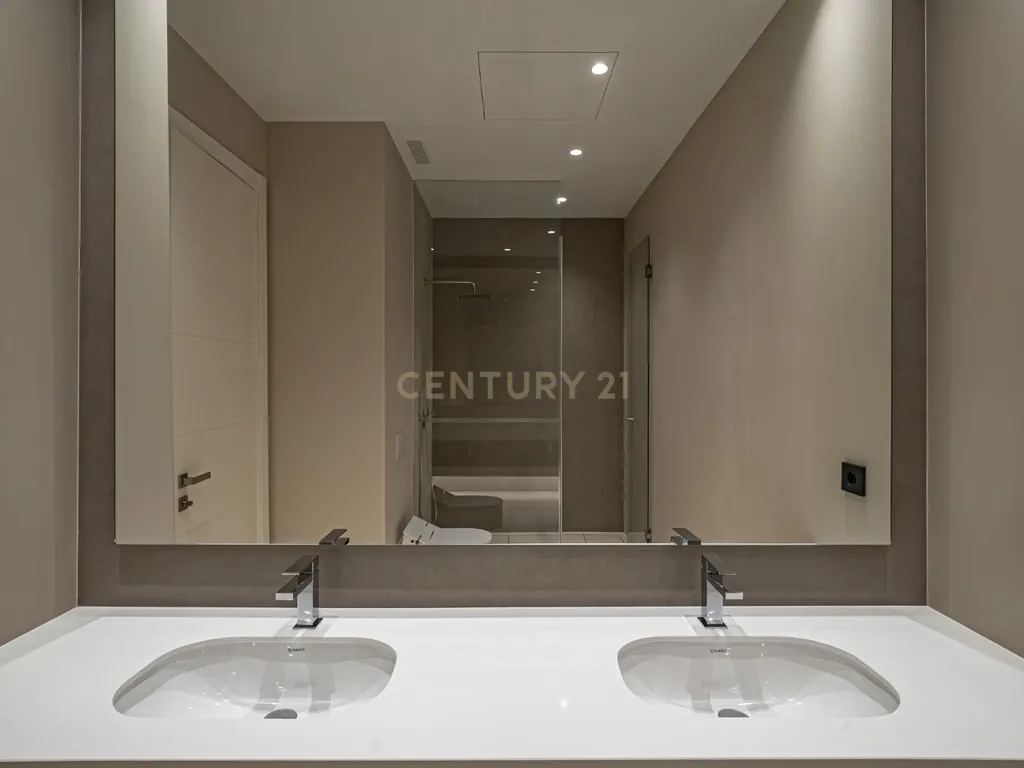 Ubicada en una de las zonas residenciales más exclusivas de Marbella, esta impresionante villa nueva en la segura urbanización Río Verde ofrece una combinación inmejorable de lujo, ubicación y estilo de vida. A tan solo 100 metros de la playa y a un corto paseo de Puerto Banús y supermercados, esta propiedad es ideal para disfrutar del estilo de vida costero más sofisticado. La villa cuenta con 4 luminosos y amplios dormitorios, 5 elegantes baños y grandes terrazas en cada nivel — tanto cubiertas como descubiertas — perfectas para tomar el sol, organizar barbacoas o disfrutar de reuniones con amigos. Con un diseño moderno y acabados de alta calidad, la vivienda ofrece un ambiente lleno de luz natural y todas las comodidades para vivir todo el año. Una piscina privada y hermosas vistas al mar completan esta joya, ideal tanto como residencia familiar como casa de vacaciones de lujo. Una oportunidad única de adquirir una villa contemporánea en el corazón de la Milla de Oro de Marbella. - Image 13