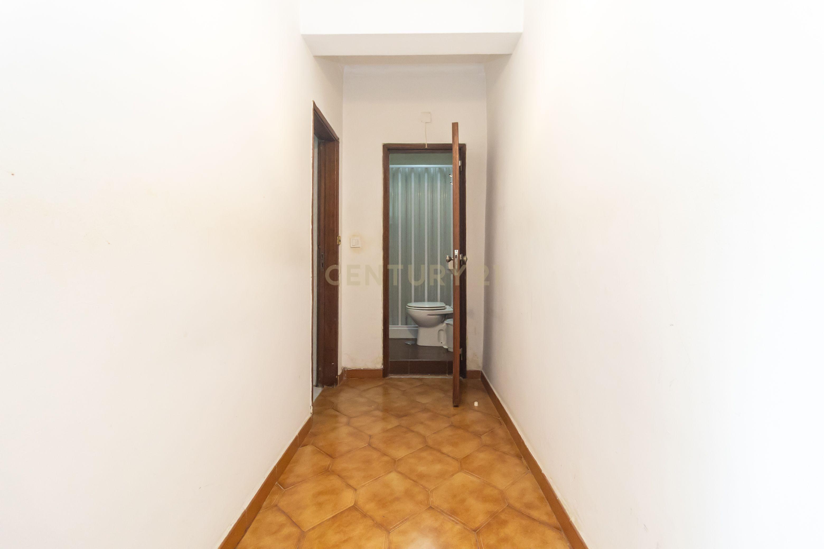 Fotografia 4 de Apartamento T3 com elevador e varanda no Laranjeiro – Almada