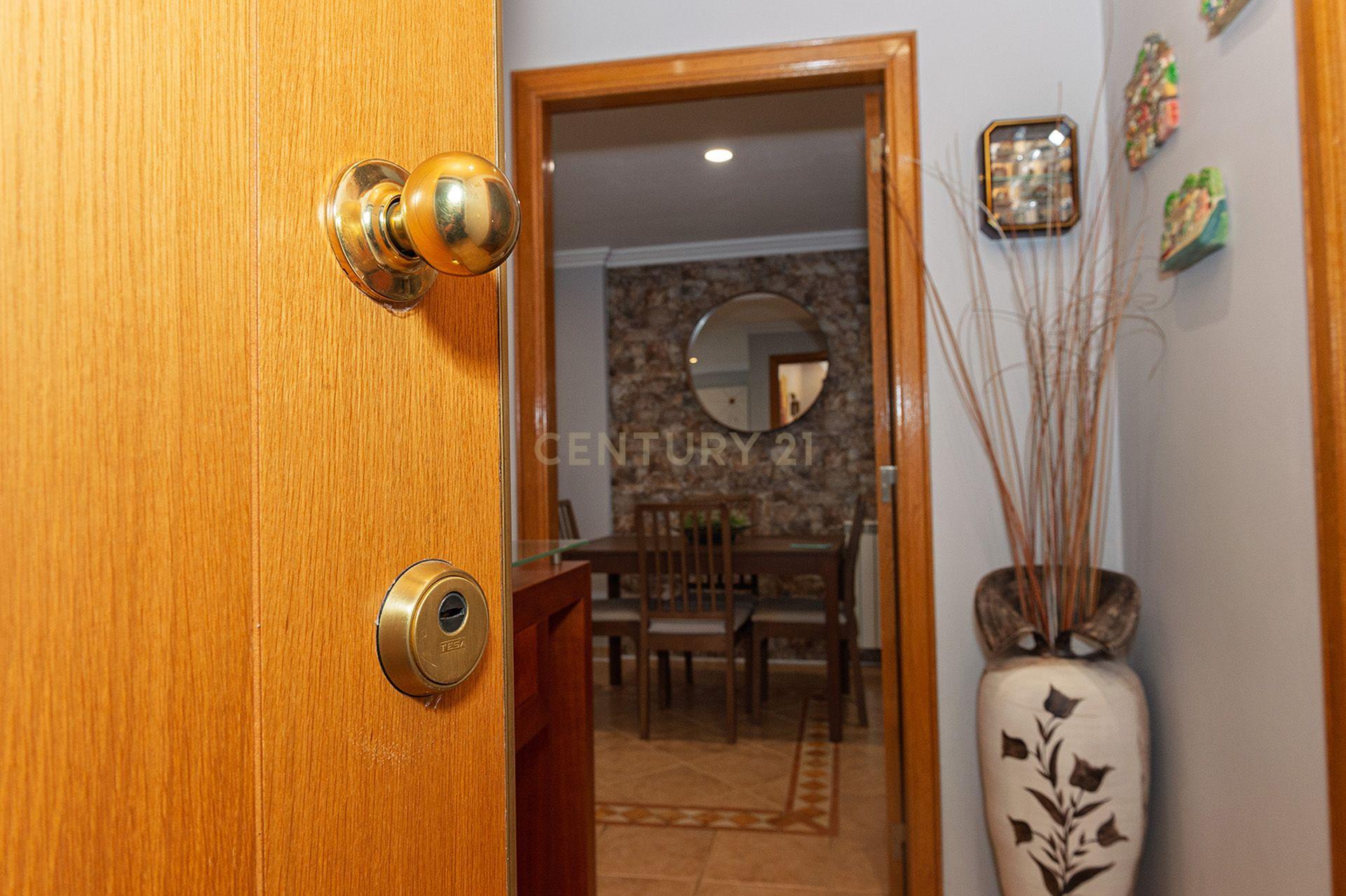 Apartamento T3 em Odivelas com Piscina e Estacionamento para 4 carros - Image 13