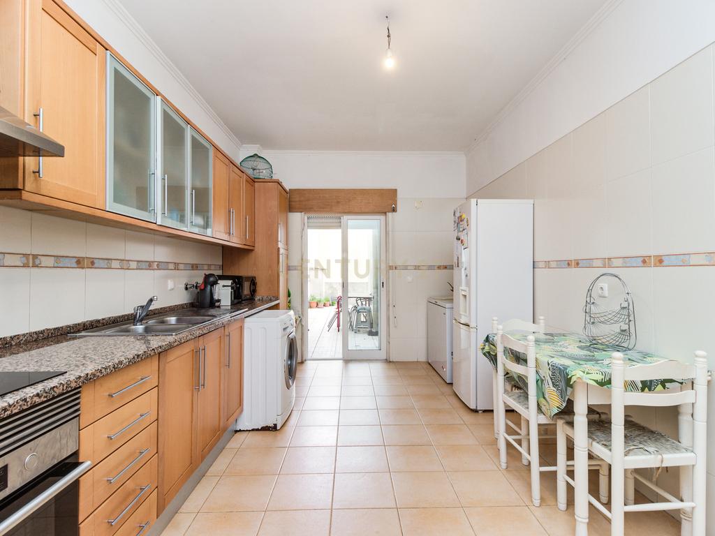 Apartamento T3 com Terraço e Acessibilidade em Amadora - Image 3