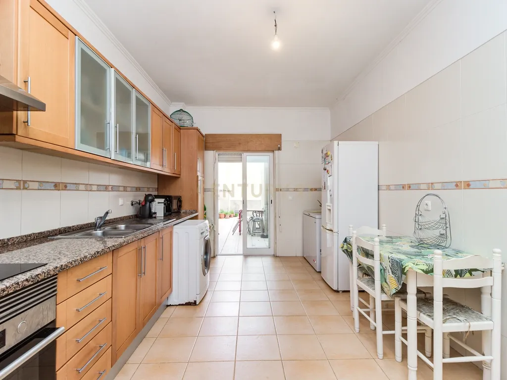 Apartamento T3 com Terraço e Acessibilidade em Amadora - Image 3