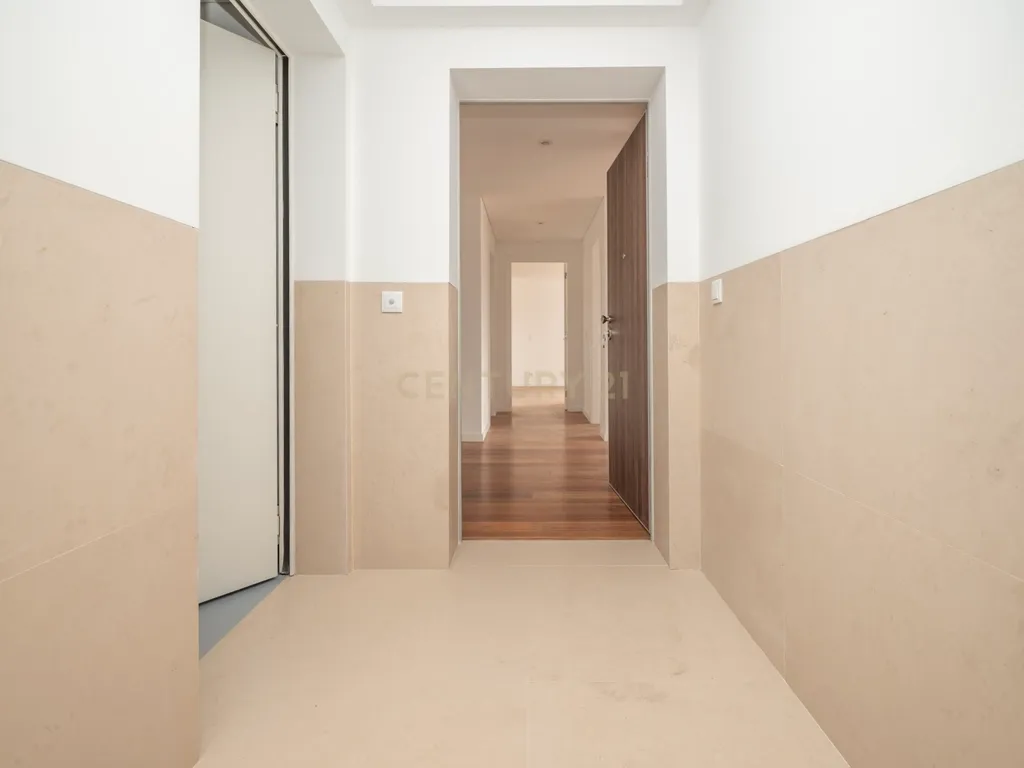Arrenda-se apartamento T2 (111m2) na Estrela, Lisboa - Image 16