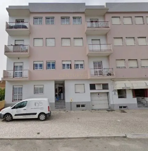 Apartamento T2 com box no centro de Peniche - Image 2