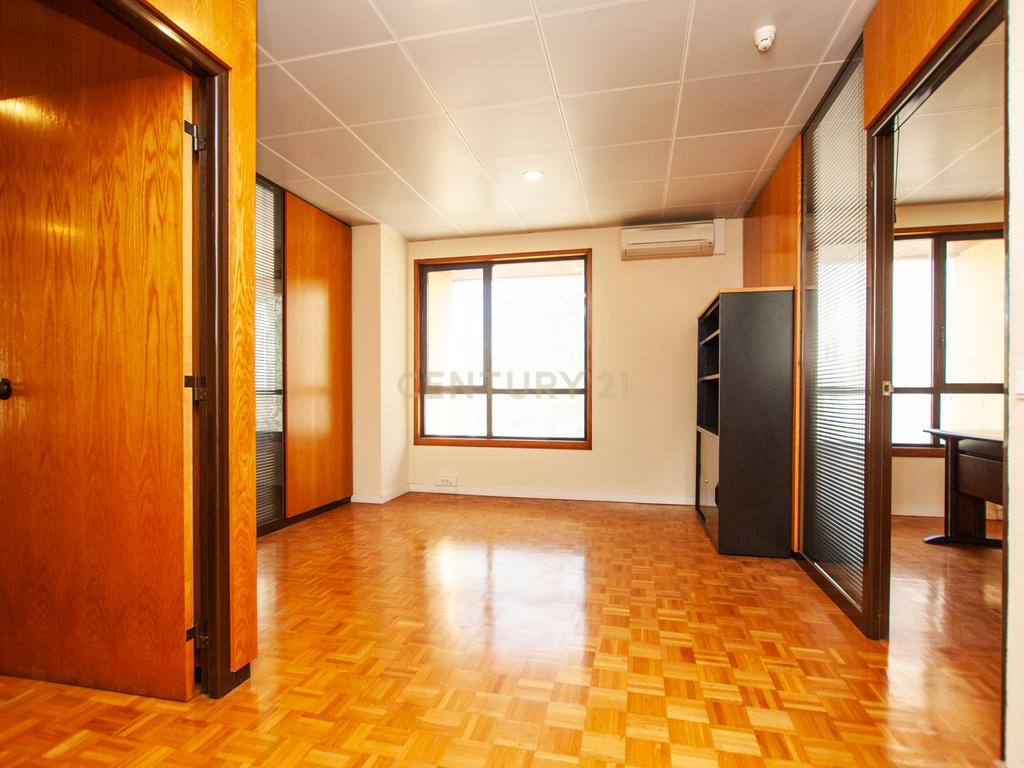 Escritório/Consultório para arrendamento | Excelente Localização | Zona Premium de Telheiras | - Image 6