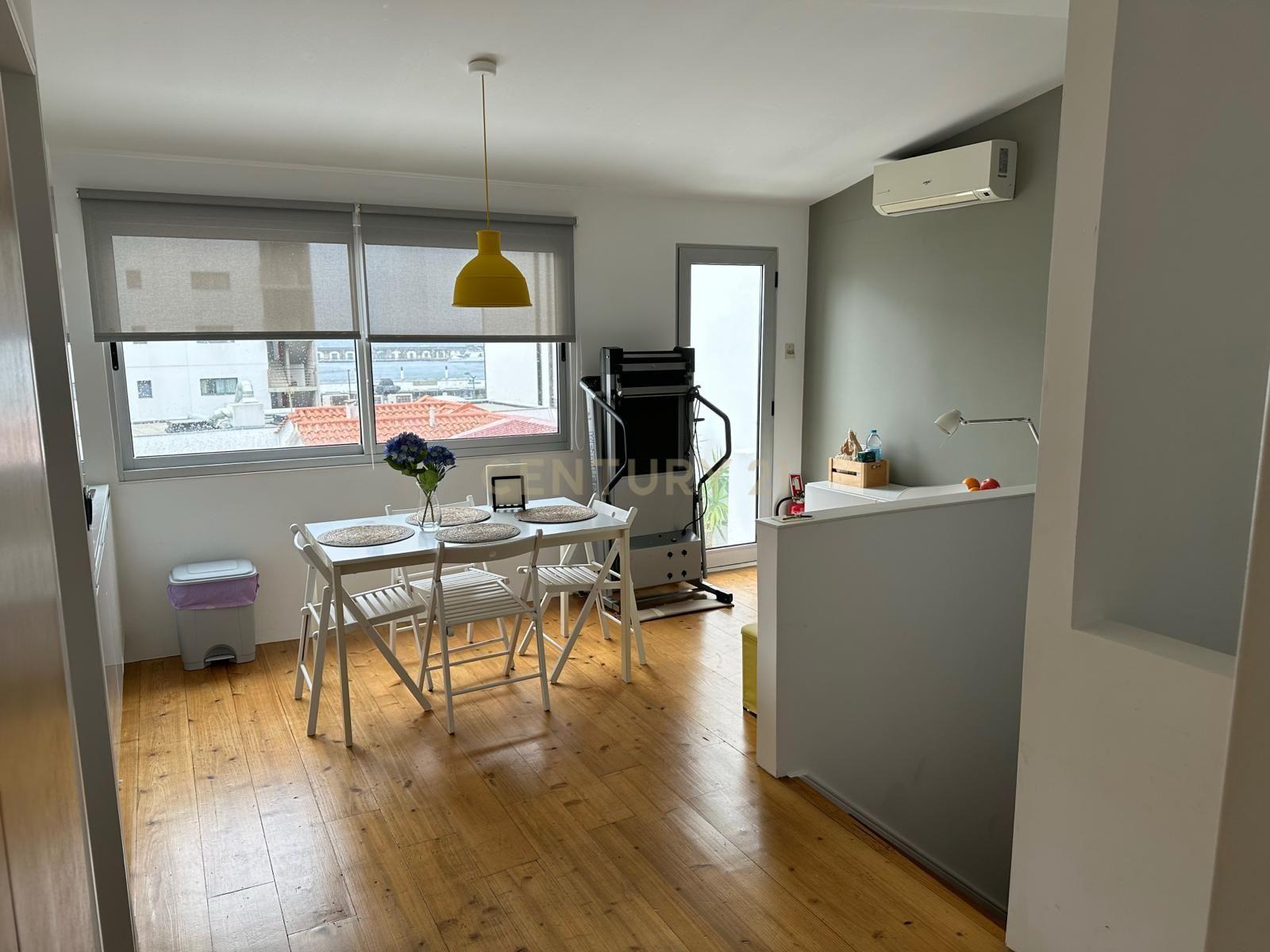 Fotografia 4 de Moradia de 3 Pisos no Centro de Ponta Delgada | 8 Quartos | Excelente Oportunidade de Investimento