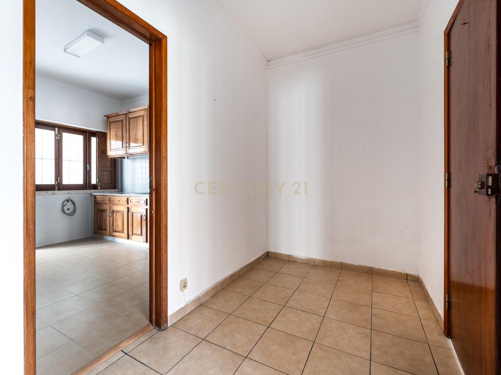 APARTAMENTO T3 TRANSFORMADO EM T2 - CENTRO DE PENICHE ! - Image 3