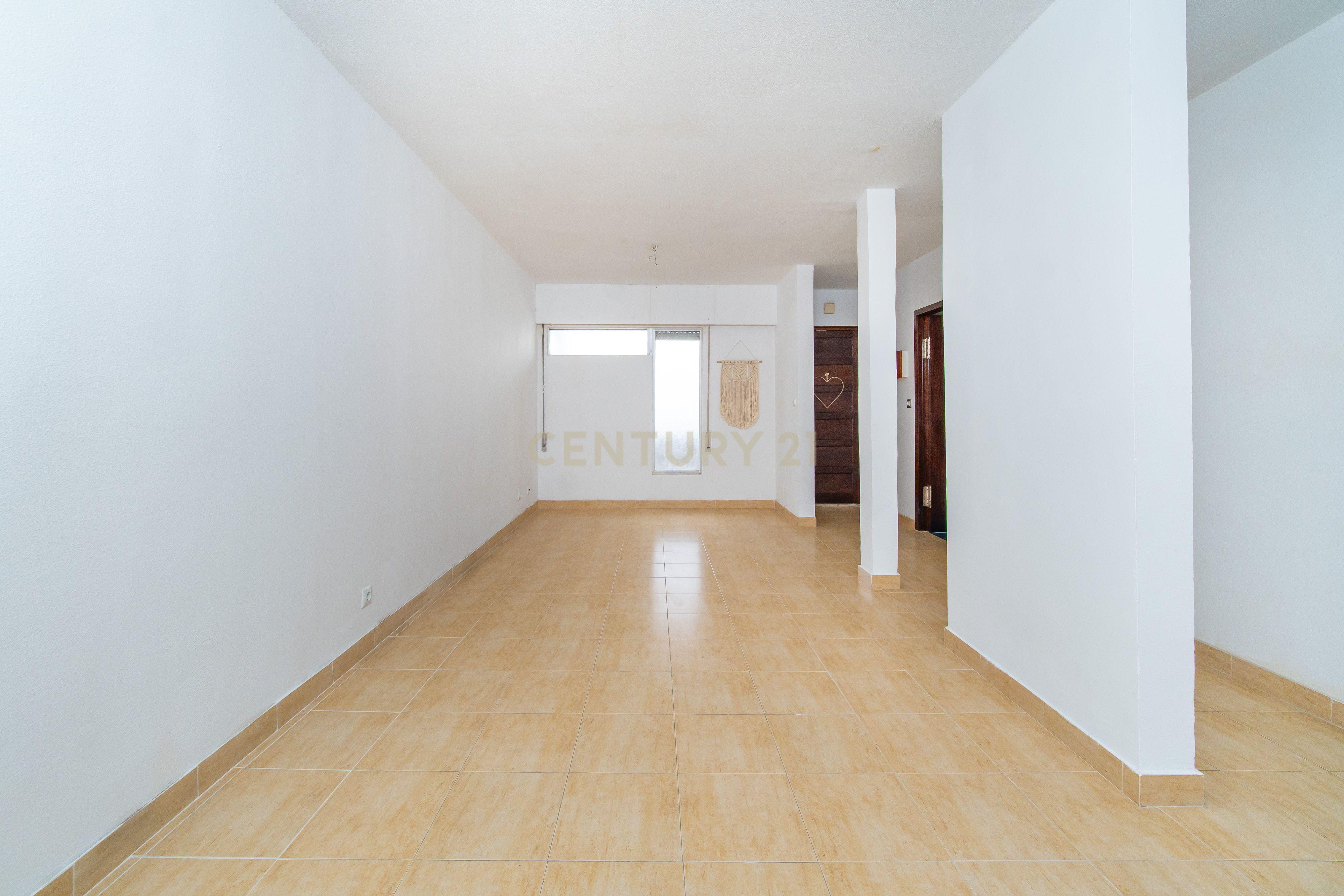 Fotografia 4 de Apartamento T2 no 7.º andar com vista desafogada, marquise e despensa em Santo António dos Cavaleiros