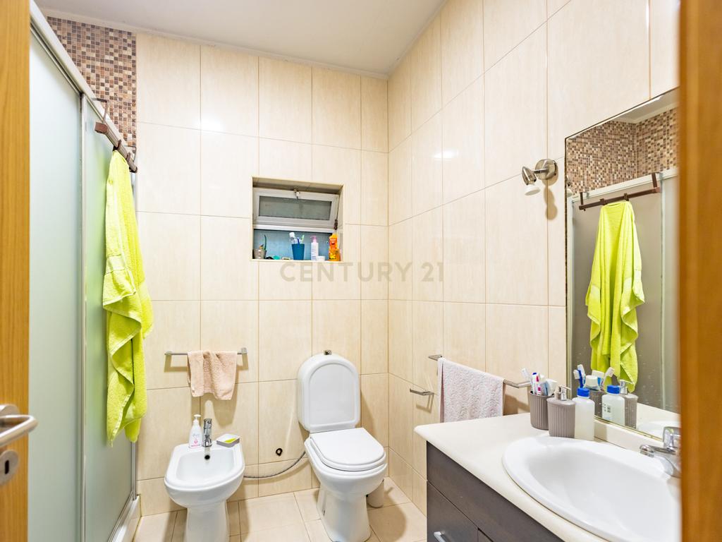 Moradia Renovada em Marco de Canaveses com restaurante no piso inferior - Image 21
