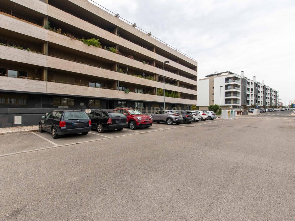 T3 moderno e espaçoso, com varanda e excelente localização no Montijo. - Image 5