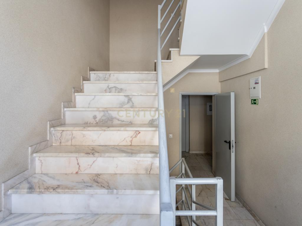 Apartamento T1+1 - Sobreda - Image 27