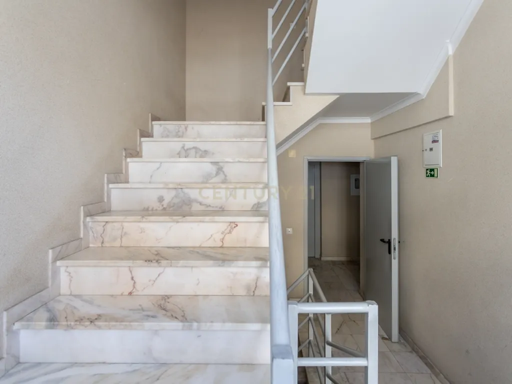 Apartamento T1+1 - Sobreda - Image 27