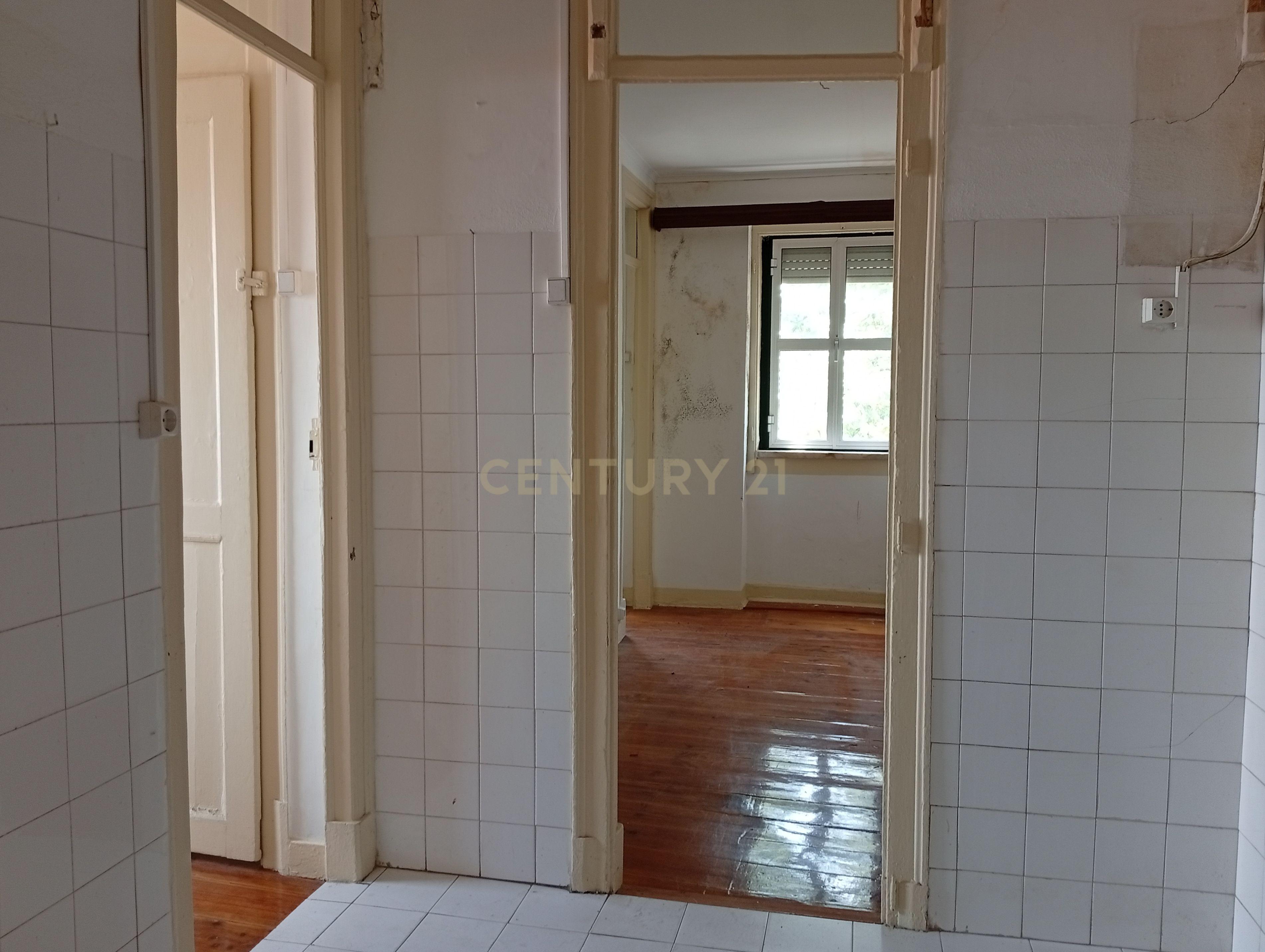 Fotografia 4 de Apartamento para remodelação total situado na zona oriental (a 10m a pé de Metro Santa Apolónia)