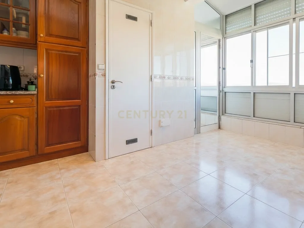 Apartamento T2 com espaço exterior Privativo em Zona Tranquila de Loures. - Image 13