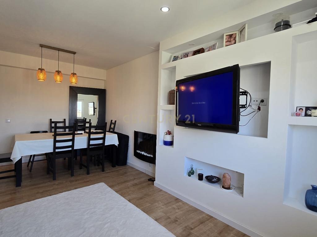 Apartamento T3 Totalmente Remodelado com Varanda e Arrecadação – Vistas Desafogadas - Image 5