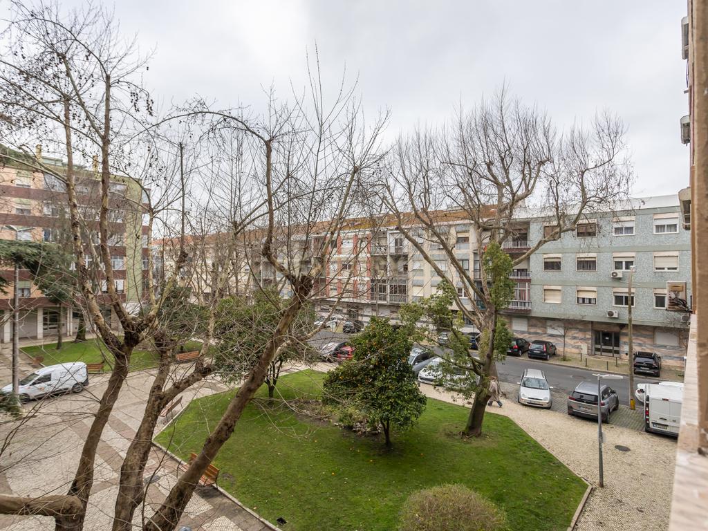 T3 transformado em T2 Remodelado com Elegância no Coração de Montalvão, Setúbal - Image 14