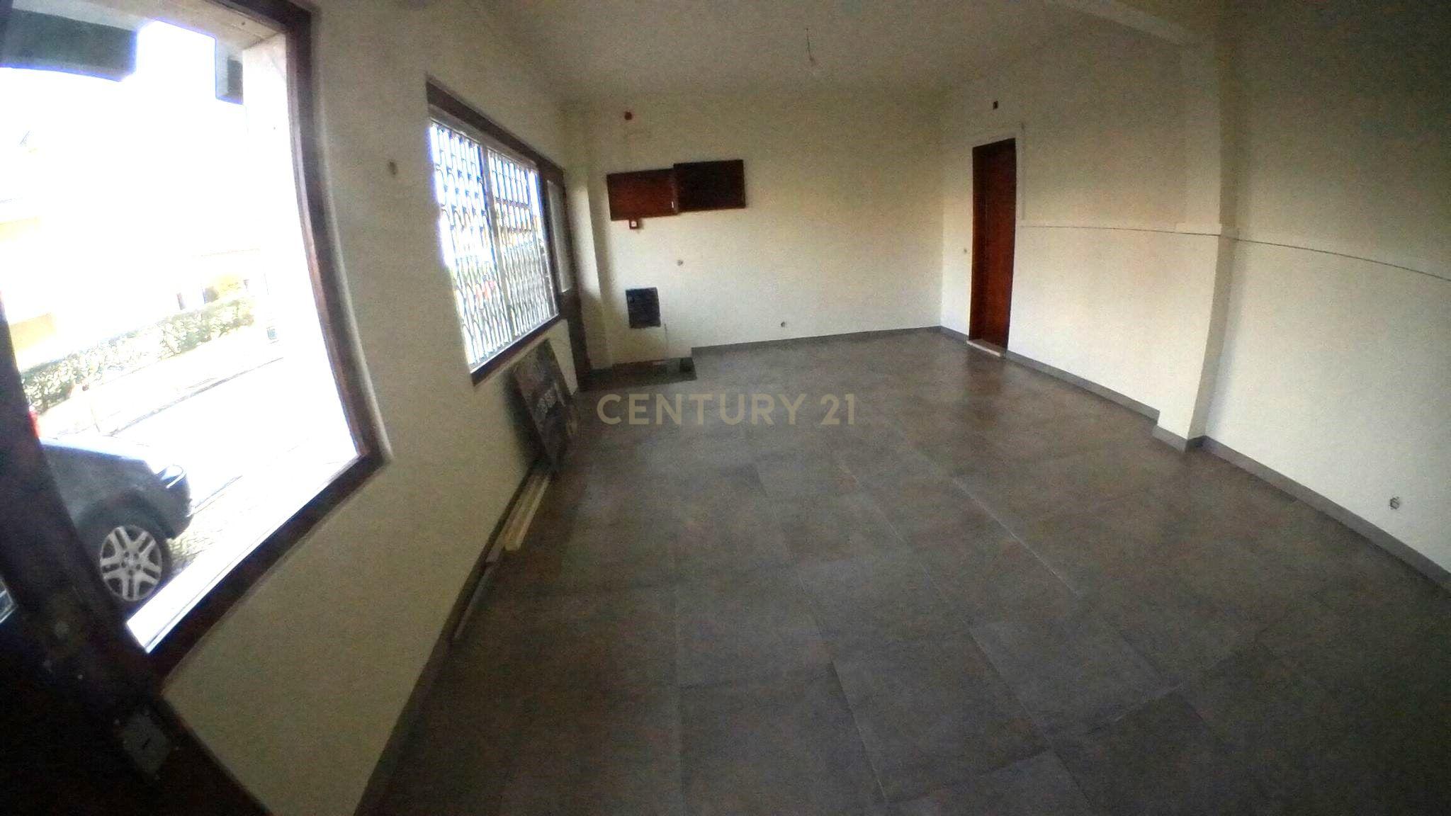 Fotografia 2 de Arrenda-se Loja Comercial com 30m² em Queijas