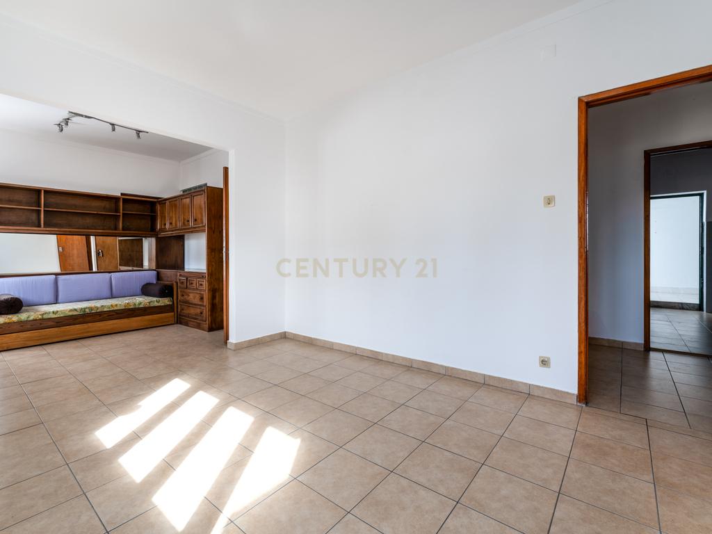 APARTAMENTO T3 TRANSFORMADO EM T2 - CENTRO DE PENICHE ! - Image 9