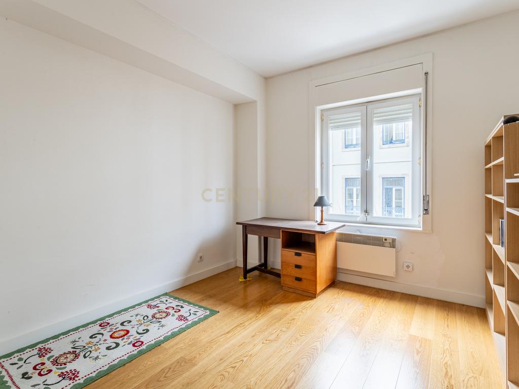 Apartamento T2 renovado, com estacionamento e elevador, em Campo de Ourique, Lisboa - Image 16