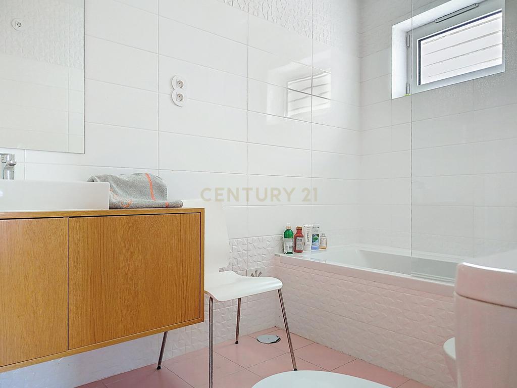 Apartamento revestido com capoto composto por 4 quartos com vistas para o mar em Viana do Castelo - Image 9