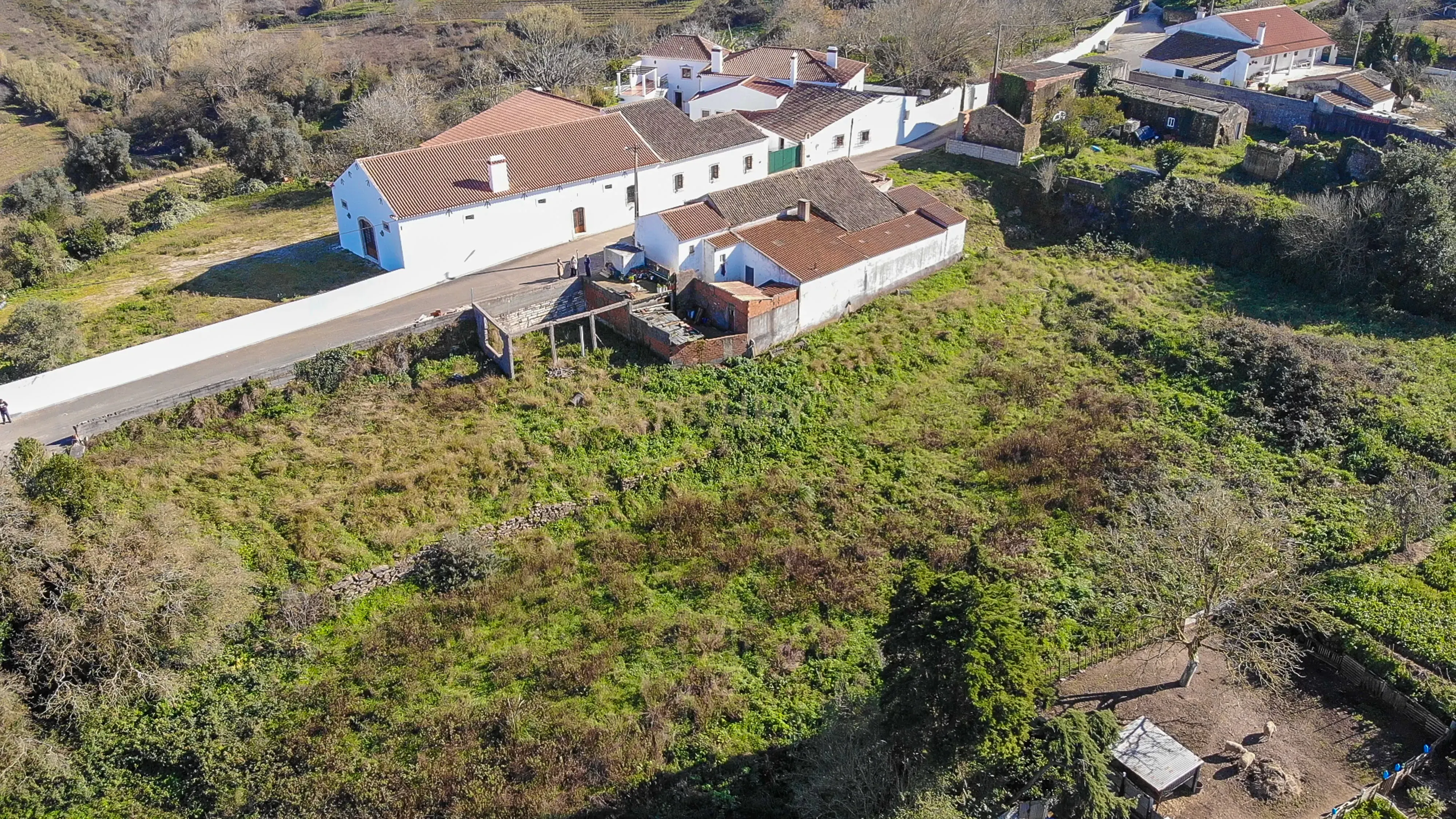 Ruina com terreno de cerca de 4000 m2, a 40 minutos de Lisboa - Image 1