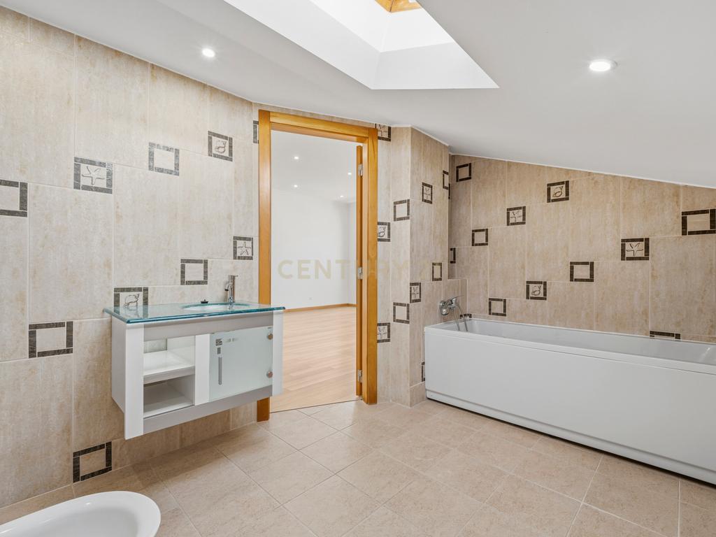 Duplex Exclusivo | 1 Quarto + 3 Suites | Terraços | Vista Panorâmica sobre o Estuário do Tejo - Image 23