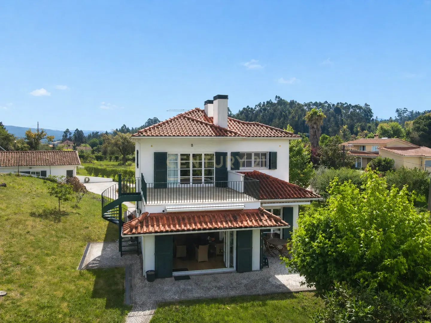 Fotografia 10 de Moradia T3 em bom estado com terraço, piscina, jardim e garagem numa localização sossegada a 2 min. de Vila Nova de Poiares