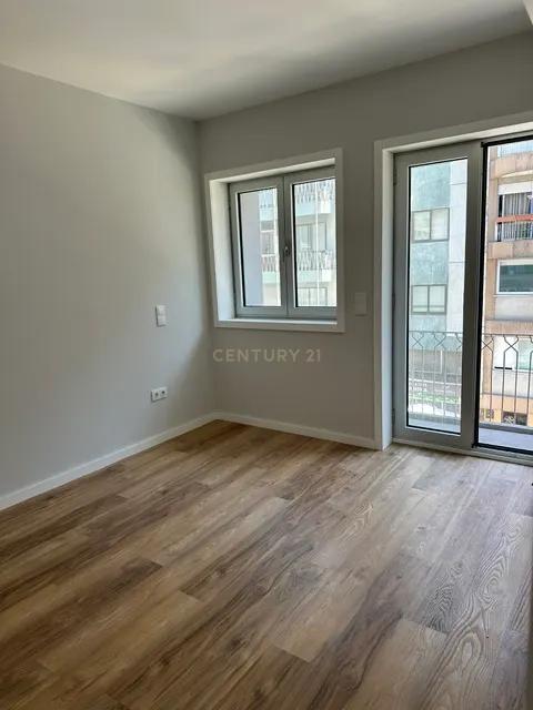 T3 Novo com Garagem para Arrendamento no Centro do Porto - Image 6