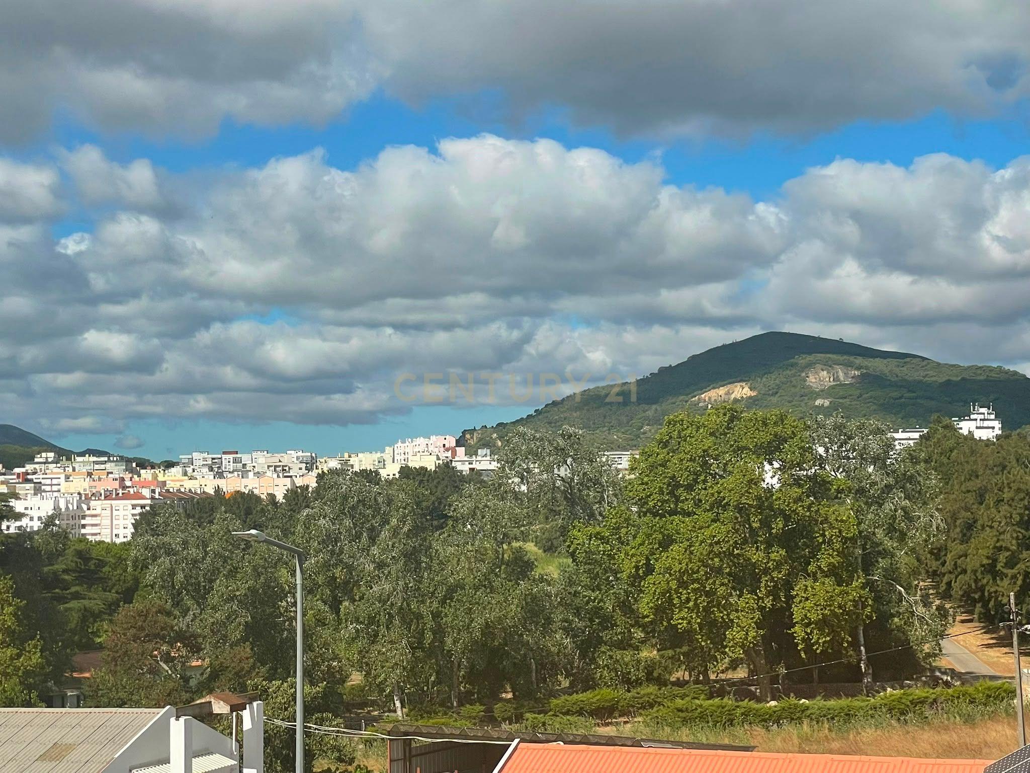 Fotografia 9 de T3 Novo com varanda, parqueamento e arrecadação - Vista Única em Setúbal