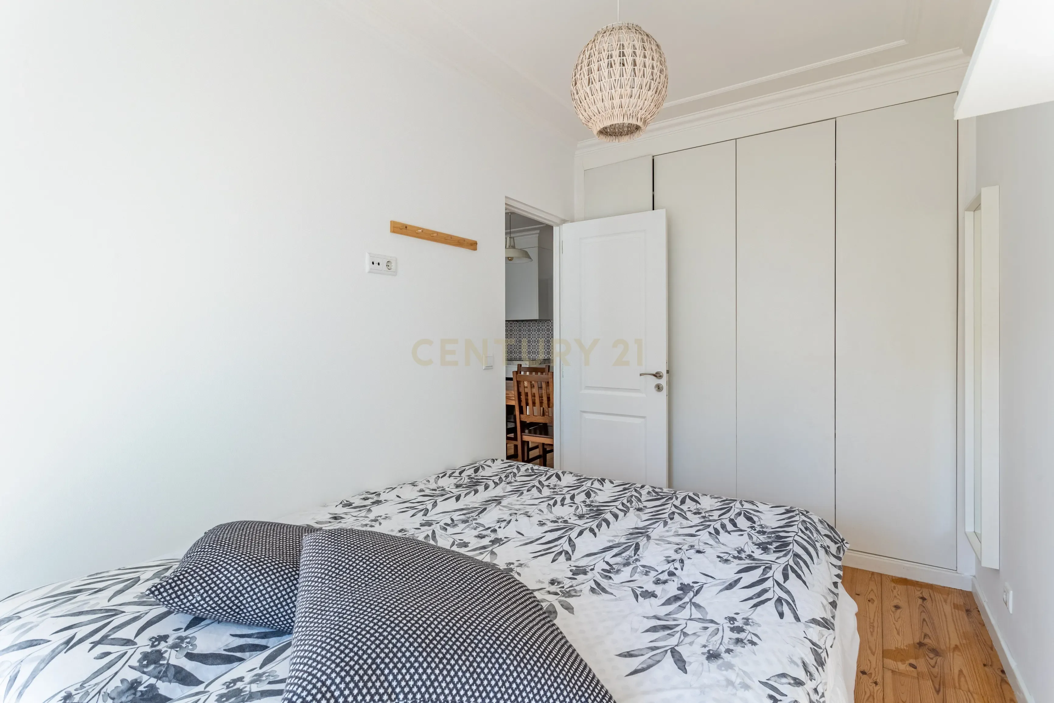 Apartamento T2 remodelado - Campo Mártires da Pátria - Image 17