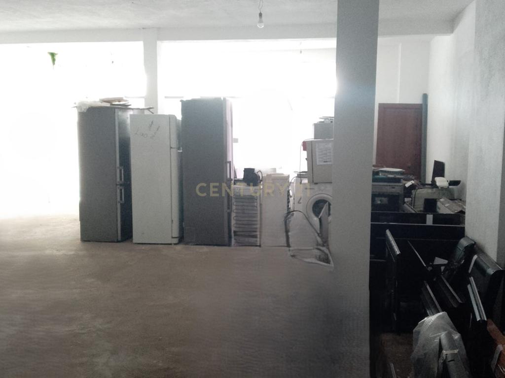 Invista no Futuro: Espaço Comercial na Ribeira Grande - Image 5