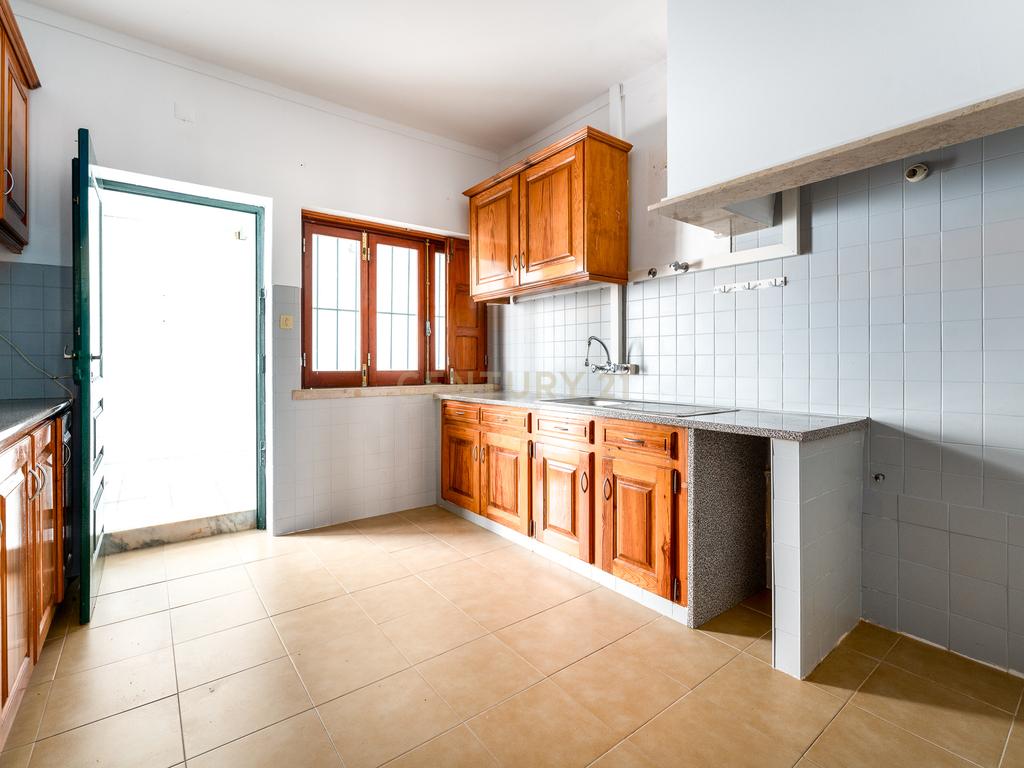 APARTAMENTO T3 TRANSFORMADO EM T2 - CENTRO DE PENICHE ! - Image 6