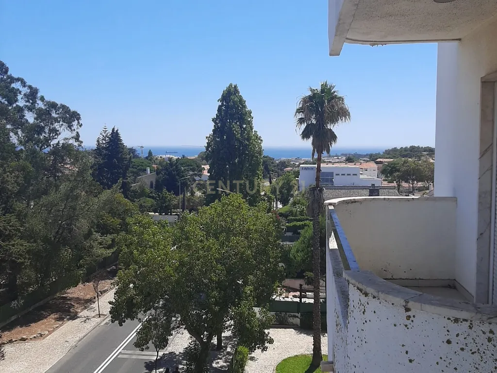Apartamento T3 renovado com vista mar junto a Cascais - Image 1