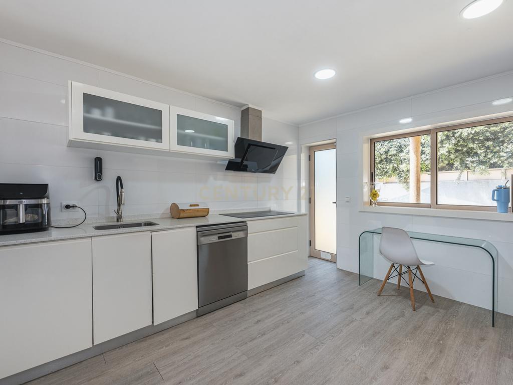 Moradia T4 com piscina e jardim a 2 passos da praia Lavra – Matosinhos - Image 18