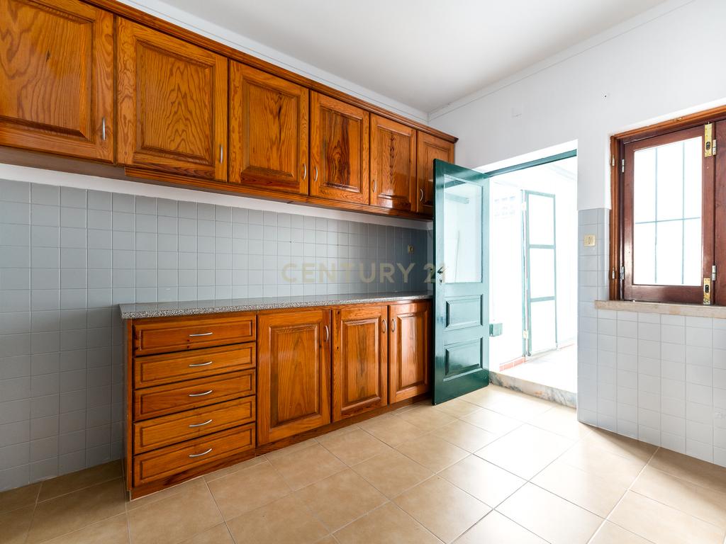 APARTAMENTO T3 TRANSFORMADO EM T2 - CENTRO DE PENICHE ! - Image 5