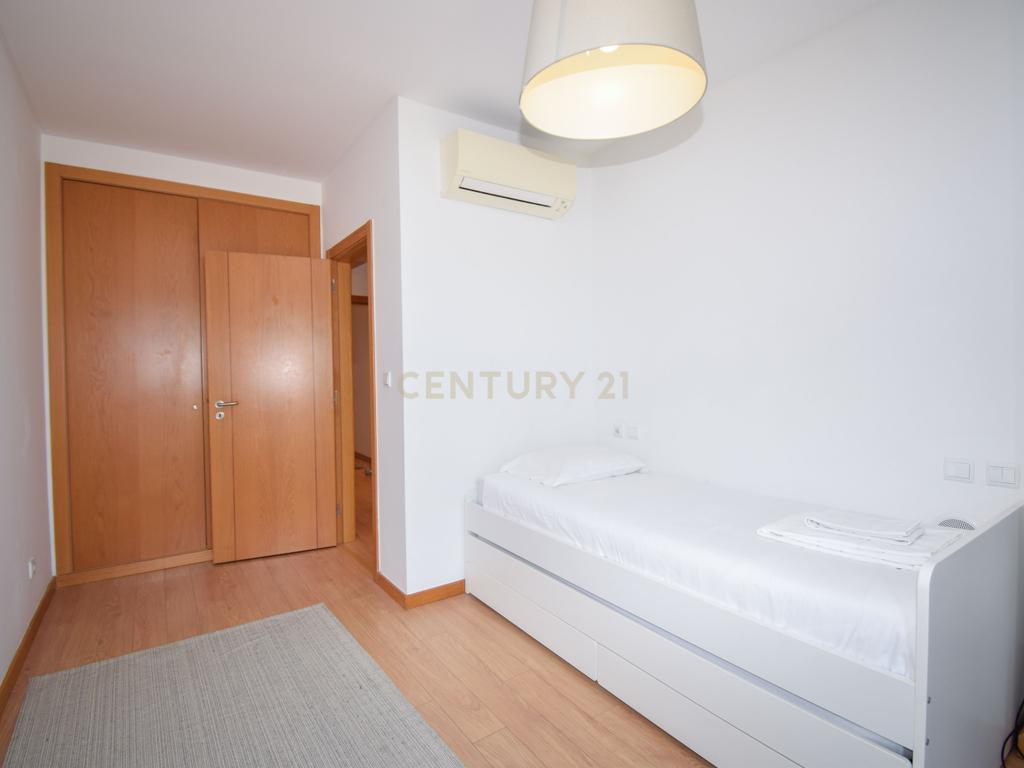 Apartamento T3 com Áreas Generosas e Vista Desafogada - Image 14