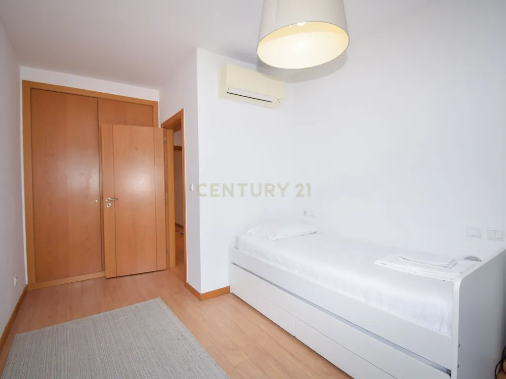 Apartamento T3 com Áreas Generosas e Vista Desafogada - Image 14