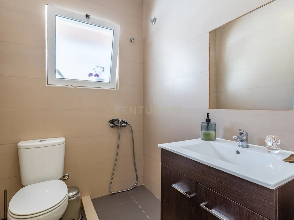 Propriedade bifamiliar T6 na Costa da Caparica. - Image 32