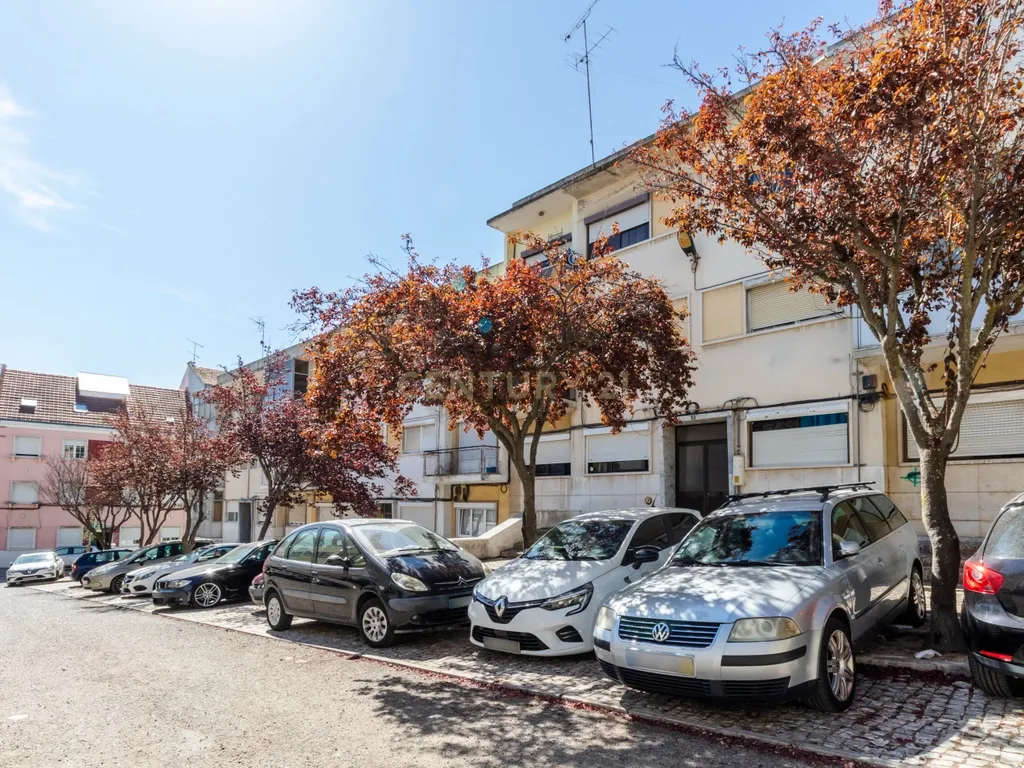 T2 com Potencial no Coração de Cacilhas Prático, Central e com o Charme da Tradição - Image 35