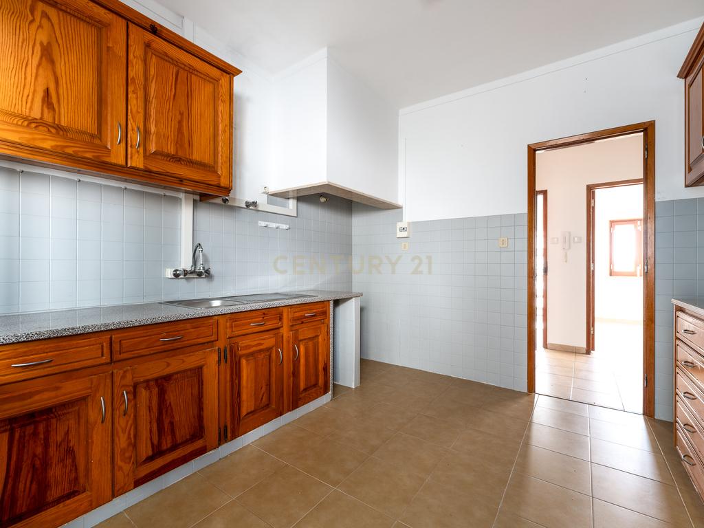 APARTAMENTO T3 TRANSFORMADO EM T2 - CENTRO DE PENICHE ! - Image 4