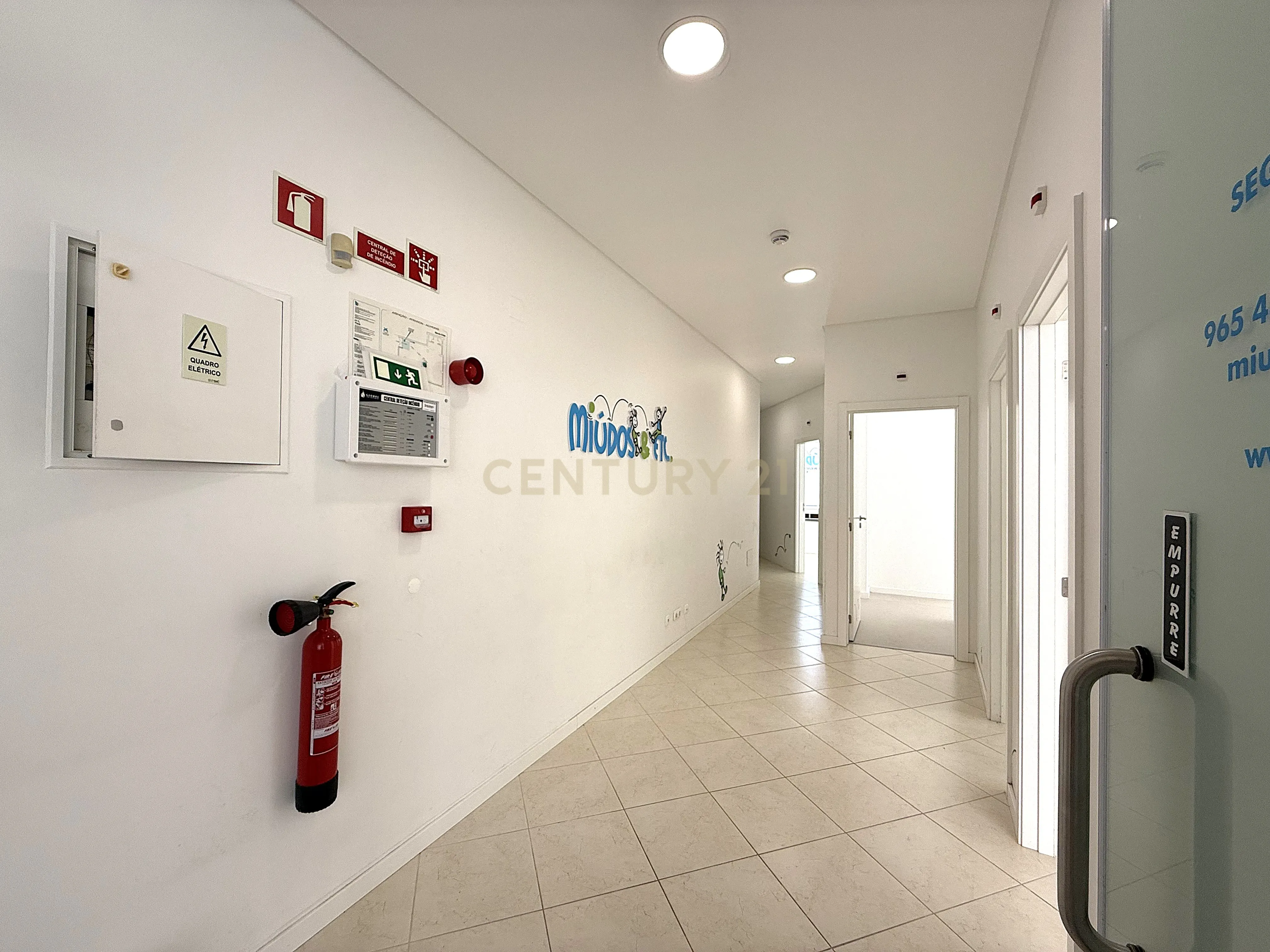 Fotografia 6 de Espaço comercial com montras panorâmicas - Penha, Faro
