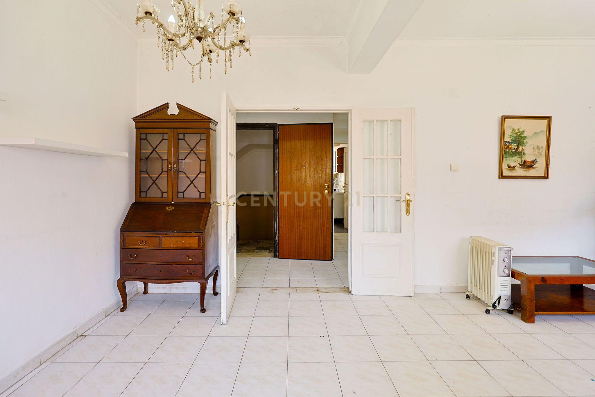 Fotografia 5 de Apartamento T2, com Varanda e Terraço, Centro da Costa de Caparica.