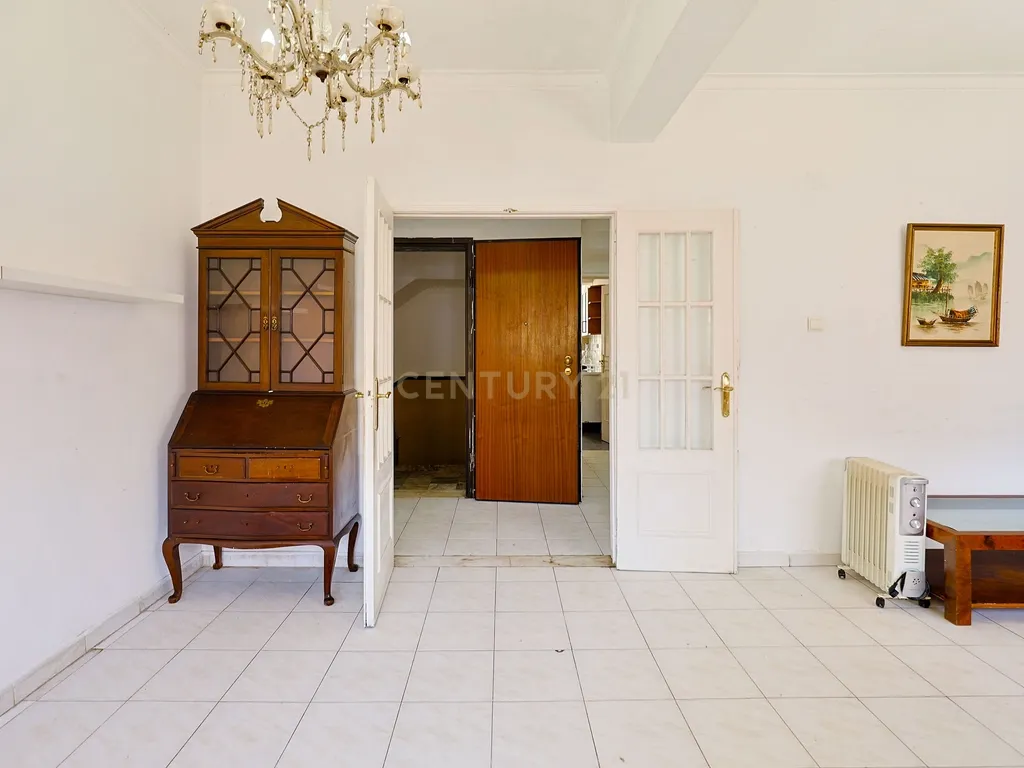Apartamento T2, com Varanda e Terraço, Centro da Costa de Caparica. - Image 5