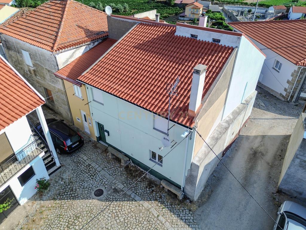 Moradia T2 com 70 m² localizada em Foz Côa, no Largo do Rossio, em pleno Alto Douro Vinhateiro. - Image 1