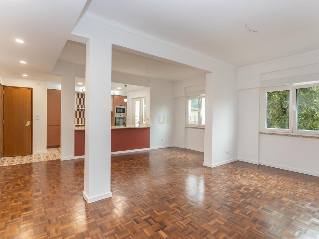 T3 transformado em T2 Remodelado com Elegância no Coração de Montalvão, Setúbal - Image 7