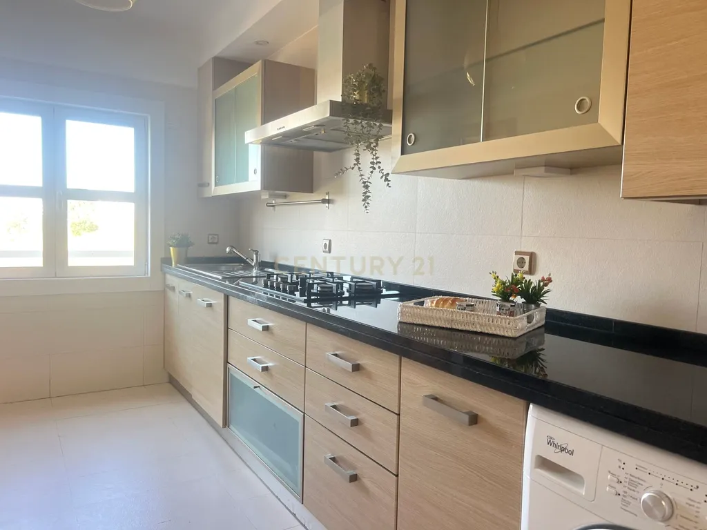 T2 com parqueamento e arrecadação - Casas do Lago Serra de Carnaxide Amadora - Image 3