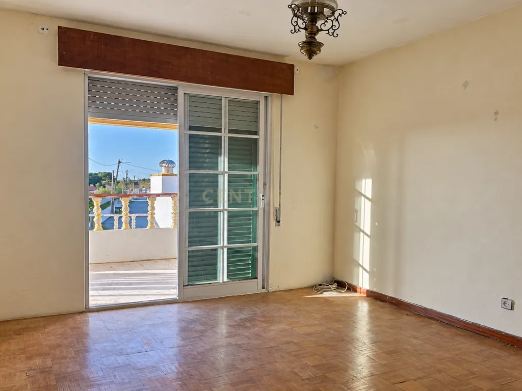Moradia T3 com garagem, terraço e quintal em Vendas de Azeitão - Image 24